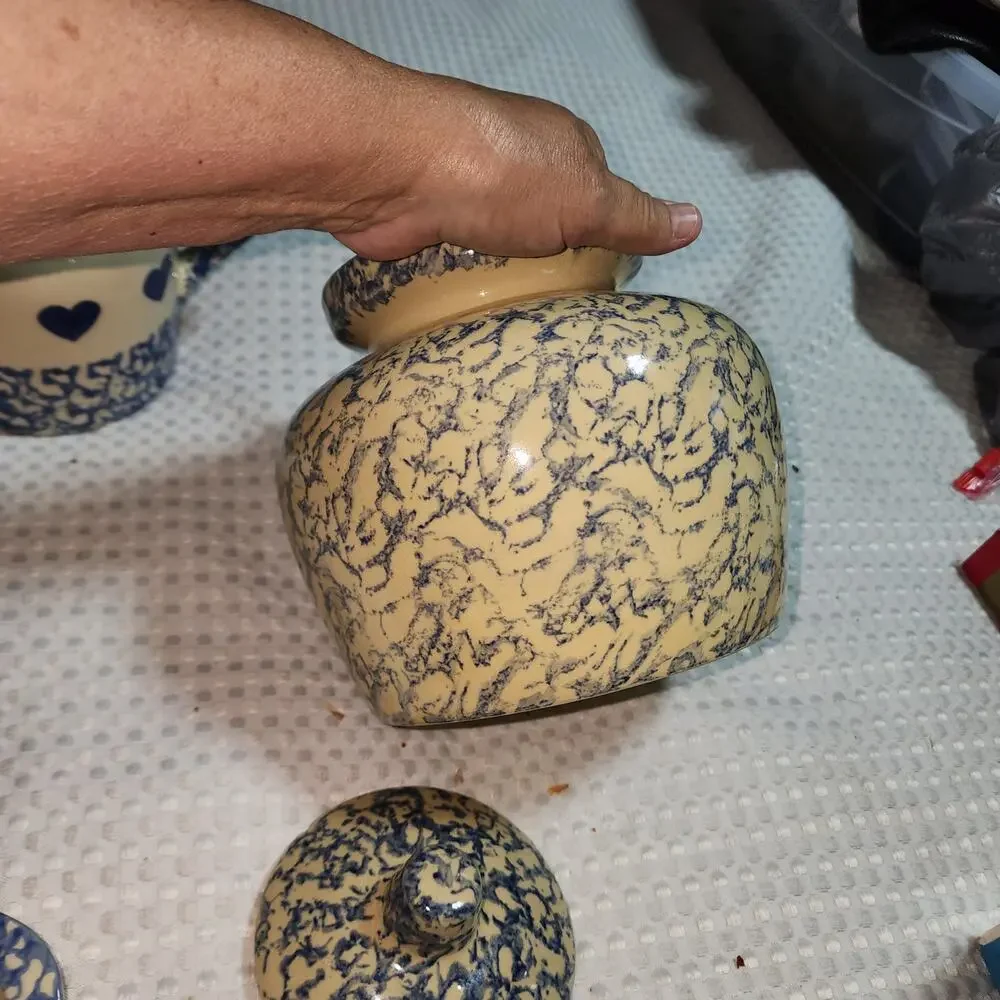 ROSEVILLE OHIO SPONGEWARE POTTERY BEAN POT